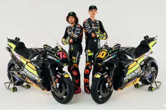 Luca Marini dan Marco Bezzecchi dengan livery terbaru VR46 Mooney Racing Team pada peluncuran tim untuk MotoGP 2023, Senin (6/3/2023).
