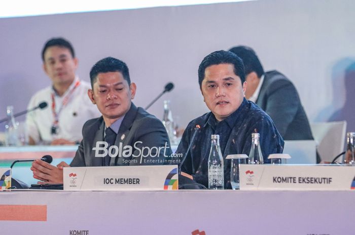 Ketua Umum PSSI sekaligus Member IOC (International Olympic Commitee), Erick Thohir (kanan) dan Presiden National Olympic Commitee atau Komite Olimpiade Indonesia, Raja Sapta Oktohari (kiri), sedang memberikan keterangan kepada awak media di Hotel Fairmont, Senayan, Jakarta,  Senin (6/3/2023) malam.