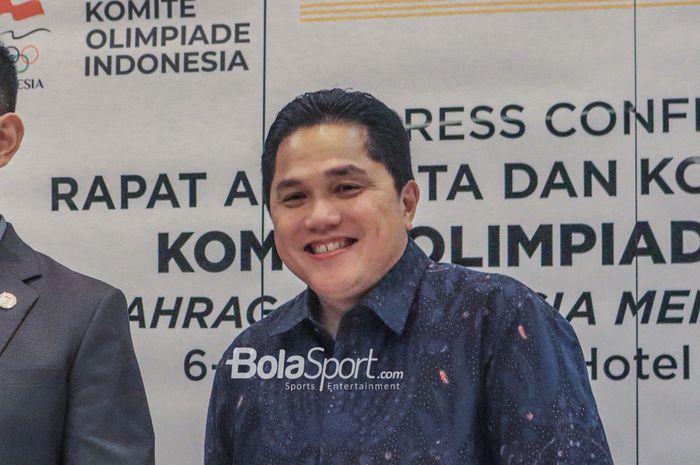 Ketua Umum PSSI sekaligus Member IOC (International Olympic Commitee), Erick Thohir, memberikan senyuman saat memberikan keterangan kepada awak media di Hotel Fairmont, Senayan, Jakarta,  Senin (6/3/2023) malam.