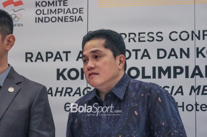Ketua Umum PSSI sekaligus Member IOC (International Olympic Commitee), Erick Thohir, saat ditemui kepada awak media di Hotel Fairmont, Senayan, Jakarta,  Senin (6/3/2023) malam.