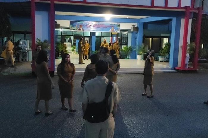 ASN yang bertugas di Disdikbud NTT juga mulai menerapkan aturan jam kerja baru