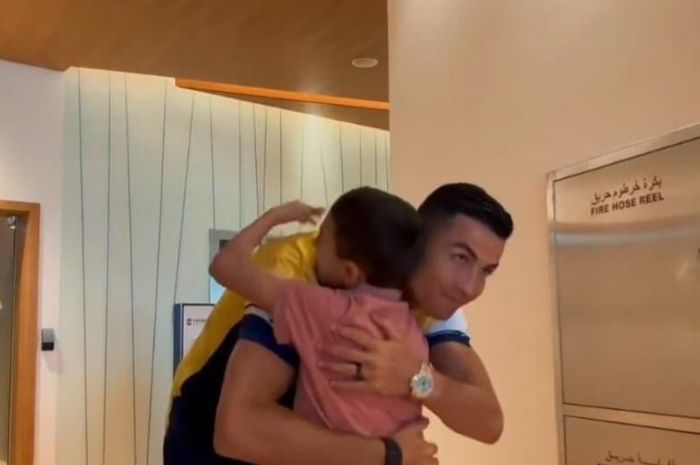 Megabintang Al Nassr, Cristiano Ronaldo, memeluk bocah asal Suriah berusia 10 tahun, Nabil Saeed, yang menjadi korban gempa.
