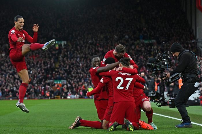 Para pemain Liverpool merayakan gol ke gawang Manchester United dalam laga Liga Inggris di Stadion Anfield, Minggu (5/3/2023).