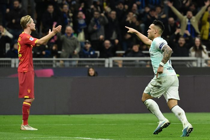 Striker Inter Milan, Lautaro Martinez, merayakan gol ke gawang Lecce dalam laga Liga Italia di Stadion Giuseppe Meazza, Minggu (5/3/2023).