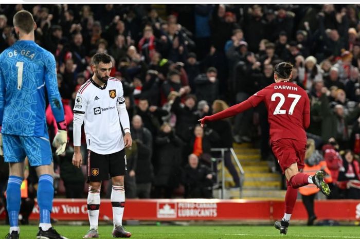 David de Gea dan Bruno Fernandes tampak lesu setelah gawang Manchester United dibobol oleh penyerang Liverpool, Darwin Nunez, dalam lanjutan Liga Inggris 2022-2023 di Stadion Anfield, Minggu (5/3/2023).