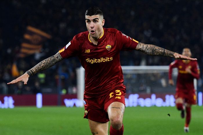 Bek AS Roma, Gianluca Mancini, merayakan gol ke gawang Juventus dalam laga Liga Italia di Stadion Olimpico, Minggu (5/3/2023).