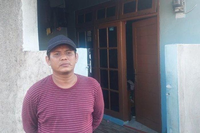 Sutrisno (43) bisa dikatakan menjadi salah satu warga yang beruntung pada saat peristiwa kebakaran Depo Plumpang