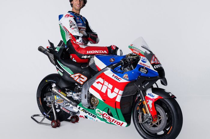 Pembalap LCR Honda Castrol, Alex Rins saat peluncuran livery baru untuk MotoGP 2023, Selasa (7/3/2023).