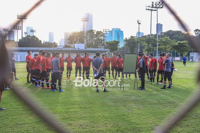 Skuat timnas U-22 Indonesia (skuad timnas U-22 Indonesia) asuhan Indra Sjafri sedang melakukan briefing sebelum berlatih di Lapangan B, Senayan, Jakarta, Selasa (7/3/2023),