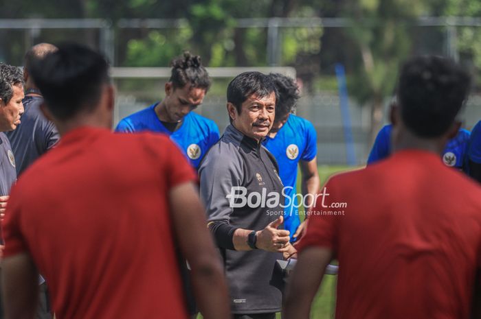 Pelatih timnas U-22 Indonesia, Indra Sjafri (tengah), sedang memberikan intruksi kepada para pemainnya di Lapangan B, Senayan, Jakarta, Selasa (7/3/2023).
