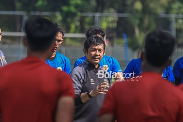 Pelatih timnas U-22 Indonesia, Indra Sjafri (tengah), sedang memberikan intruksi kepada para pemainnya di Lapangan B, Senayan, Jakarta, Selasa (7/3/2023).