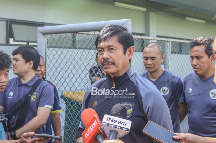 Pelatih timnas U-22 Indonesia, Indra Sjafri (tengah), sedang memberikan keterangan kepada awak media di Lapangan B, Senayan, Jakarta, Selasa (7/3/2023).