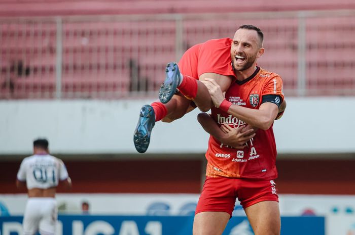 Striker Bali United, Ilija Spasojevic, merayakan gol yang dicetaknya ke gawang Persita Tangerang pada pekan ke-29 Liga 1 2022/2023.