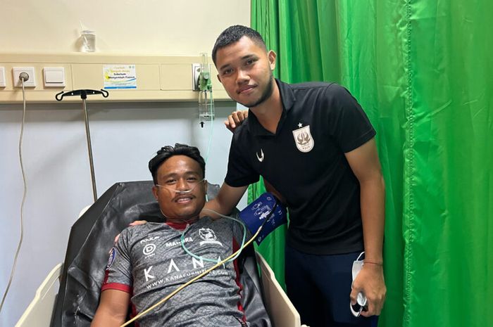 Pemain PSIS Semarang, Farrel Arya menjenguk langsung pemain Madura Unieted, Ricki Ariansyah di rumah sakit
