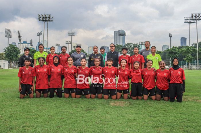 Skuat timnas wanita Indonesia (skuad timnas putri Indonesia) sedang berfoto bersama