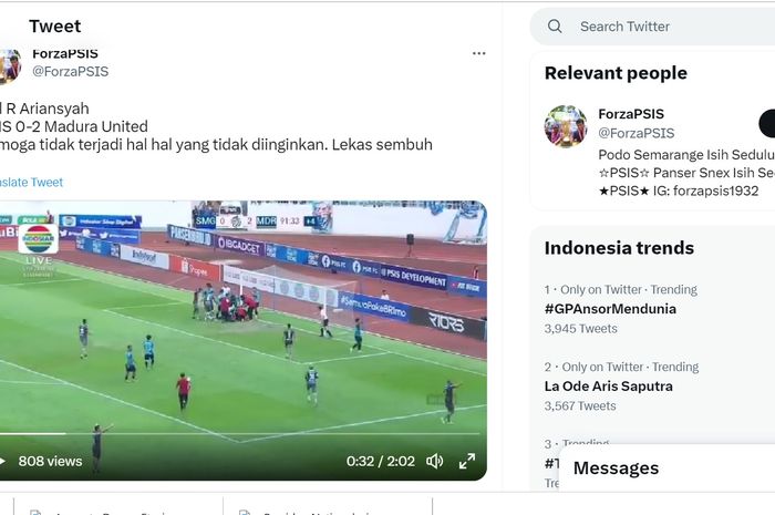 Momen benturan pemain Madura United Ricki Ariansyah dengan pilar PSIS Semarang Farrel Arya dalam pekan ke-29 Liga 1 2022 di Stadion Jatidiri, Semarang, Jawa Tengah, 7 Maret 2023.