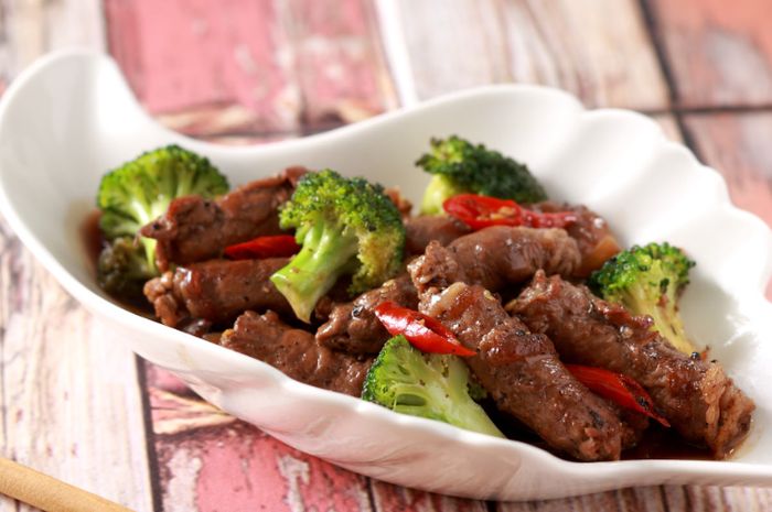 Hidangan tumis daging brokoli untuk menu sahur Ramadhan