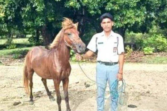 Rio Jonatan Adu naik kuda ke sekolah