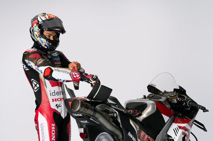 Pembalap LCR Honda, Takaaki Nakagami, berpose dalam tampilan baru tim jelang MotoGP 2023. 