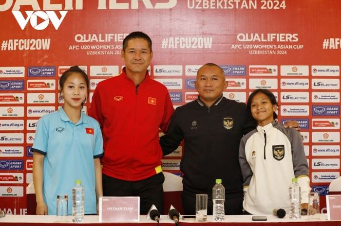 Pelatih dan pemain Timnas Wanita U-20 Indonesia dan Timnas Wanita U-20 Vietnam berfoto bersama dalam konferensi pers menjelang laga kedua tim di Grup F Kualifikasi Piala Asia Wanita U-20 2024. 