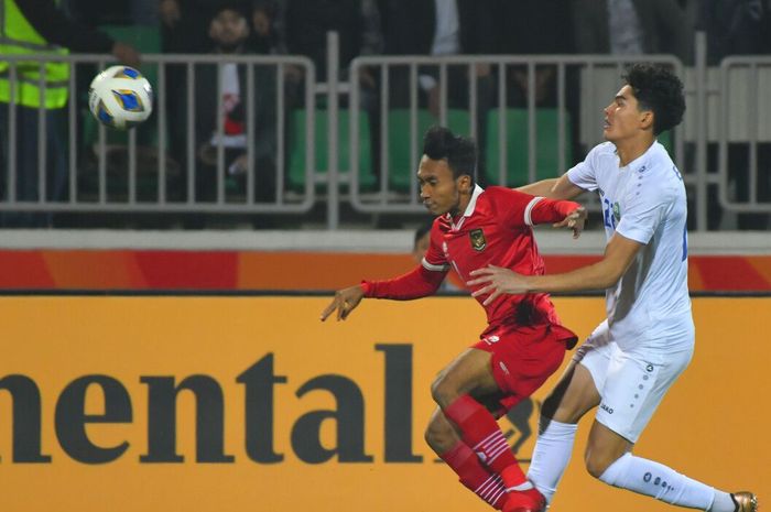 Bek Persib Bandung, Robi Darwis, berduel dengan pemain Uzbekistan saat membela timnas U-20 Indonesia di Piala Asia U-20 2023. 