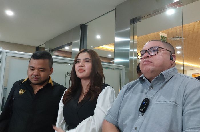 Iqlima Kim dan Razman Arif Nasution saat ditemui Grid.ID di kawasan Mabes Polri Jakarta Selatan pada Selasa (7/3/2023). (Grid.ID/Rissa Indrasty)