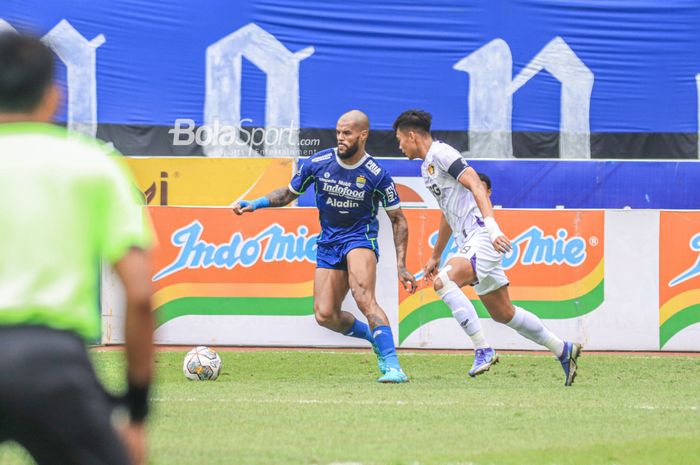 Striker Persib Bandung, David Da Silva (kiri), sedang menguasai bola dalam laga pekan ke-29 Liga 1 2022 di Stadion Pakansari, Bogor, Jawa Barat, Rabu (8/3/2023).