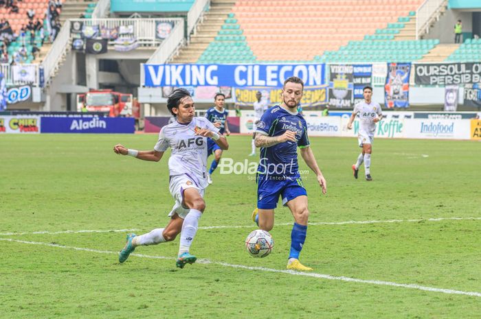 Gelandang Persib Bandung, Marc Klok (kanan), sedang menguasai bola dan dibayangi pemain Persik Kediri bernama Yusuf Meilana Fuad Burhani (kiri) dalam laga pekan ke-29 Liga 1 2022 di Stadion Pakansari, Bogor, Jawa Barat, Rabu (8/3/2023).