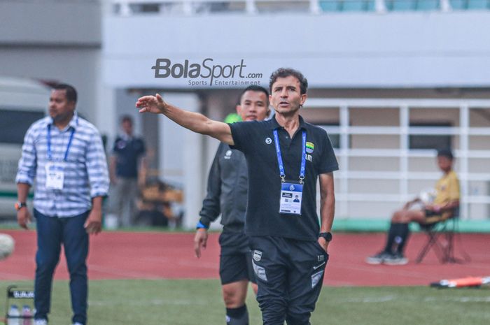 Pelatih Persib Bandung, Luis Milla, sedang memberikan keterangan intruksi kepada para pemainnya dalam laga pekan ke-29 Liga 1 2022 di Stadion Pakansari, Bogor, Jawa Barat, Rabu (8/3/2023).