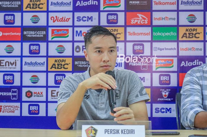 Pemain Persik Kediri, Arthur Irawan, sedang memberikan keterangan kepada awak media dalam sesi jumpa pers setelah laga pekan ke-29 Liga 1 2022 di Stadion Pakansari, Bogor, Jawa Barat, Rabu (8/3/2023).