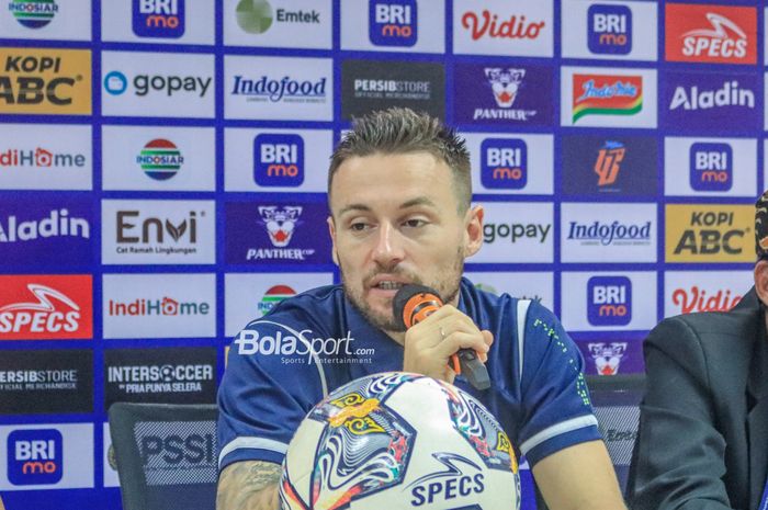 Gelandang Persib Bandung, Marc Klok, sedang memberikan keterangan kepada awak media dalam sesi jumpa pers setelah laga pekan ke-29 Liga 1 2022 di Stadion Pakansari, Bogor, Jawa Barat, Rabu (8/3/2023).