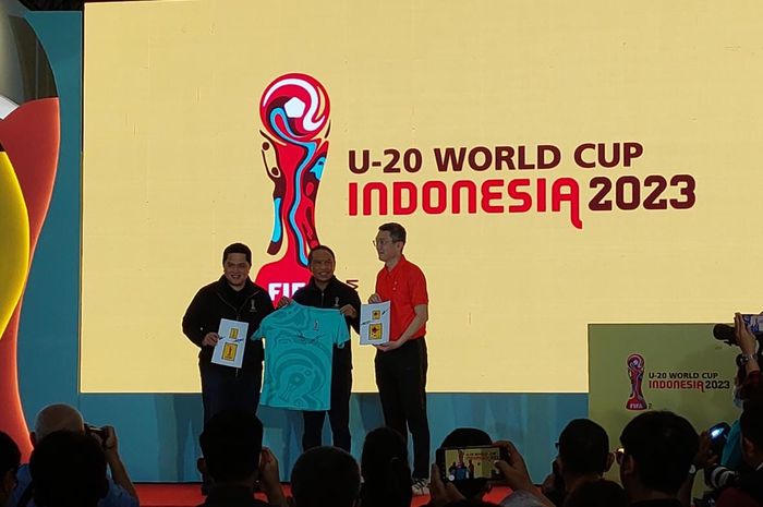 Ketua Umum PSSI, Erick Thohir, Menteri Pemuda dan Olahraga, Zainudin Amali bersama CEO Juaraga, Mochtar Sarman saat peluncuran merchandise Piala Dunia U-20 di FX Sudirman, Senayan, Jakarta, Rabu (8/3/2023).