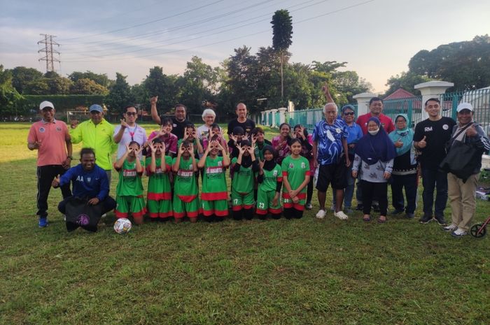 ASBWI membagikan 20 buah bola kepada Persegawa Putri di Lapangan Sepak Bola Rawamangun, Jakarta Timur, Rabu (8/3/2023) 
