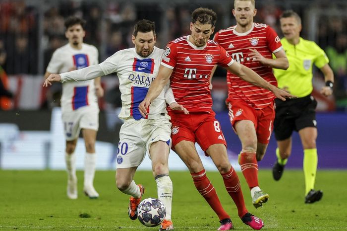 Bintang Paris Saint-Germain, Lionel Messi, berduel dengan gelandang Bayern Muenchen, Leon Goretzka, pada partai leg kedua babak 16 besar Liga Champions 2022-2023 di Allianz Arena, Rabu (8/3/2023).