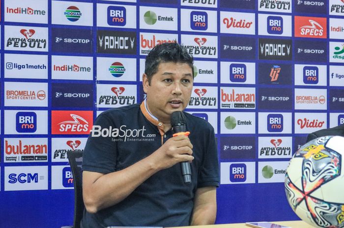 Pelatih Persikabo 1973, Aidil Sharin Bin Sahak, sedang memberikan keterangan kepada awak media dalam sesi jumpa pers setelah laga pekan ke-29 Liga 1 2022 di Stadion Pakansari, Bogor, Jawa Barat, Kamis (9/3/2023).