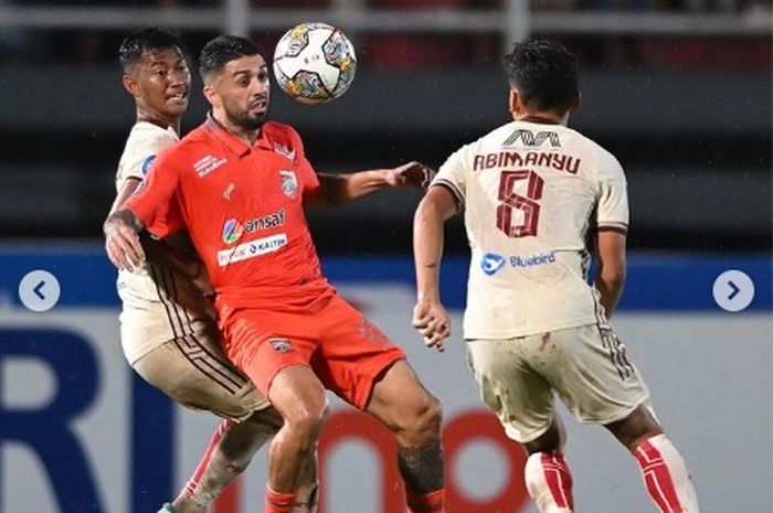 Pemain Borneo FC, Jonathan Bustos saat berduel dengan pemain Persija Jakarta pada laga Rabu ( 8/3).