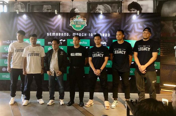 Tim Future (kiri) dan tim Legacy (kanan) yang akan bentrok pada ajang IBL All Star 2023 di Semarang, Jawa Tengah, 19 Maret 2023.