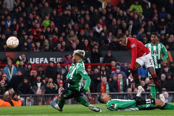 Striker Manchester United, Marcus Rashford, mencetak gol ke gawang Real Betis dalam laga leg pertama babak 16 besar Liga Europa 2022-2023 di Stadion Old Trafford, Kamis (9/3/2023).