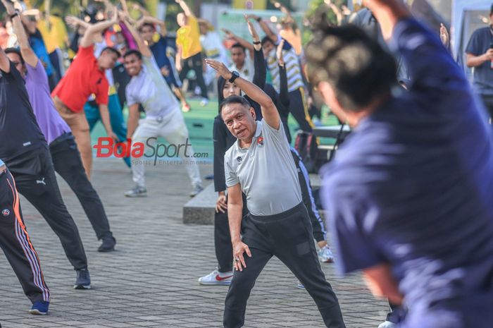 Menteri Pemuda dan Olahraga Republik Indonesia, Zainudin Amali (tengah), sedang senam bersama dengan jajarannya di Kantor Kemenpora, Senayan, Jakarta, Jumat (10/3/2023).