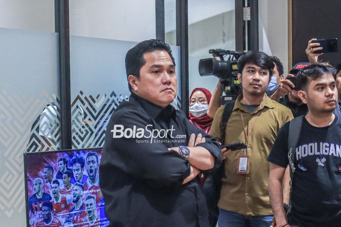 Ketua Umum PSSI, Erick Thohir (kiri), saat ditemui di GBK Arena, Senayan, Jakarta, Jumat (10/3/2023).