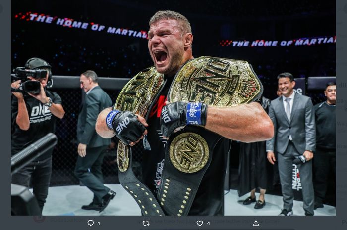 Raja kelas berat ringan ONE Championship, Anatoly Malykhin.