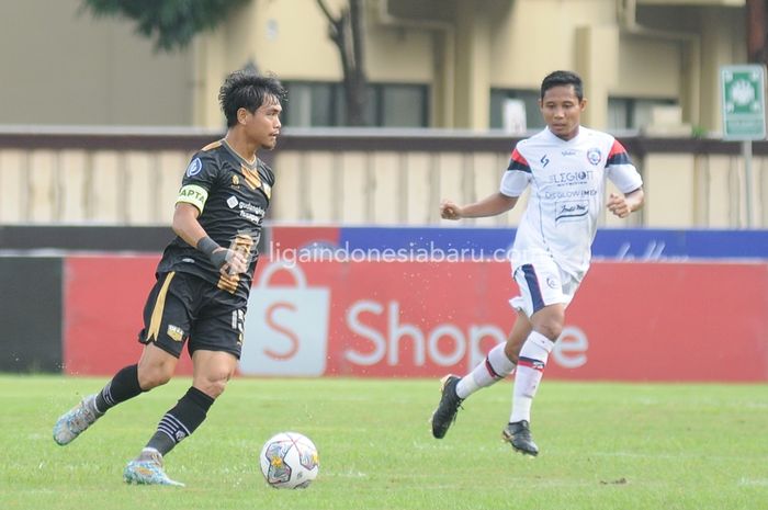 Kapten Dewa United, Rangga Muslim, mendapat pengawalan dari pemain Arema FC, Evan Dimas Darmono, pada pertandingan pekan ke-29 Liga  1 2022-2023.