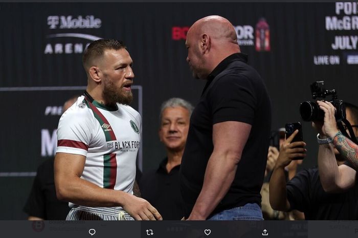 Keputusan UFC soal kemungkinan Conor McGregor (kiri) serobot antrean ke duel perebutan gelar jadi sorotan.