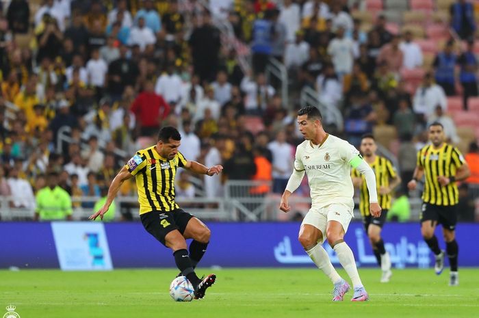 Aksi Cristiano Ronaldo dalam laga Al Nassr kontra Al Ittihad di Liga Arab Saudi.