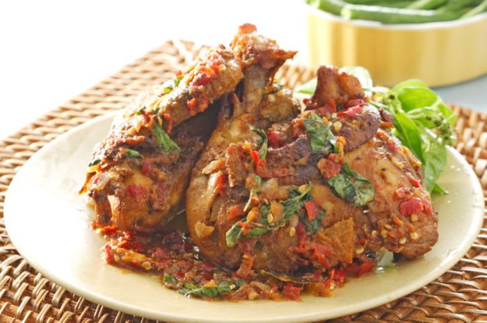 Ayam Goreng Sambal Penyet Kemangi, resep olahan ayam untuk menu buka puasa.