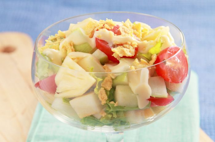 Hidangan salad saus yoghurt.