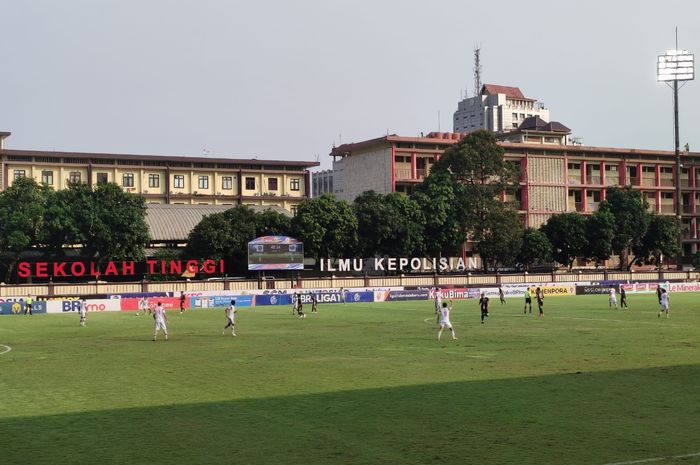 Suasana pertandingan Arema FC vs Dewa United di Stadion PTIK, Jakarta, Jumat (10/3/2023)