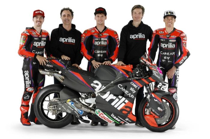 Tim Aprilia Racing meluncurkan livery baru RS-GP untuk MotoGP 2023 dengan dominasi warna hitam yang lebih garang, Jumat (10/3/2023).