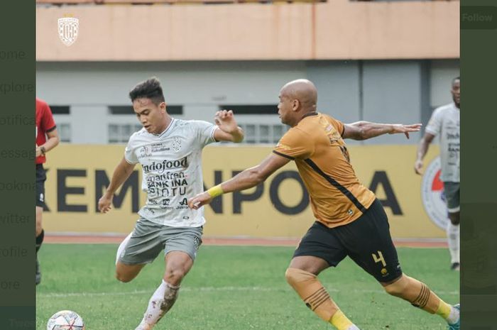 Suasana pertandingan Bhayangkara FC versus Bali United di pekan ke-30 Liga 1 2022-2023.