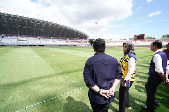 Ketua Umum PSSI sekaligus Ketua Panitia Penyelenggaraan Piala Dunia U-20 2023, Erick Thohir (kiri) tengah menginspeksi Stadion Jakabaring, Palembang